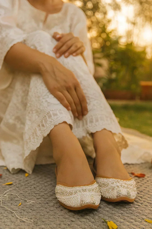 20250804_1259_Elegant_Garden_Jutti_Focus_remix_01k1szryx5fdhs67jajdk5dj43 - Zaiah